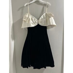 🔴Notorious Black and White Bow strapless dress size 3‎
